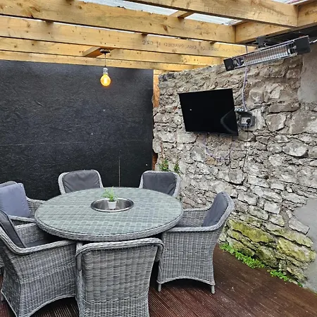 4 Eyre Square Lane *