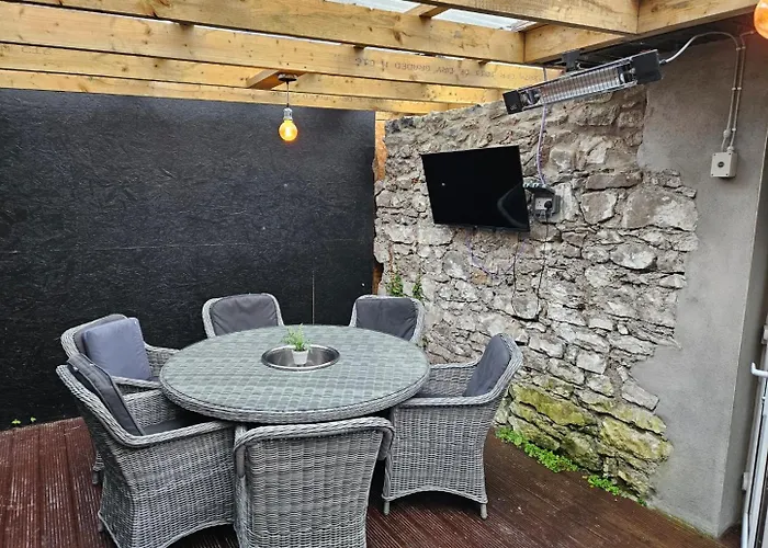 4 Eyre Square Lane *